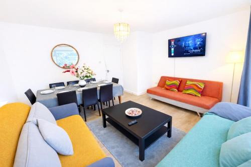 Stunning four bedroom house close to Excel, O2 & Central London with free parking