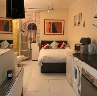 Stunning ground floor studio in Hounslow near Heathrow airport
