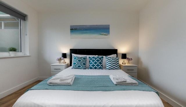 Stunning One-Bed Apartment with King Size Bed, Private Balcony and Free Gated Parking