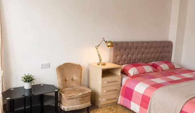 Stylisg retreat with private entrance, minutes from blue water.Free parking
