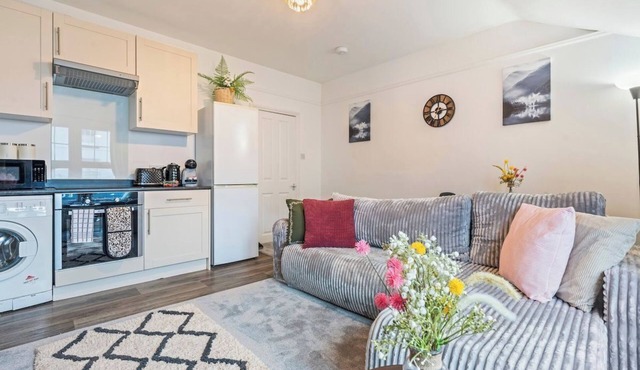 Stylish 1-Bed Near Hampton Court Place - Sleeps 4