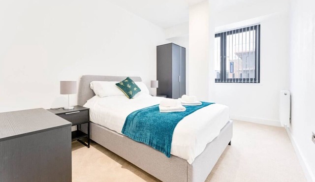 Stylish 2BR Solihull Flat, Quick Train to NEC