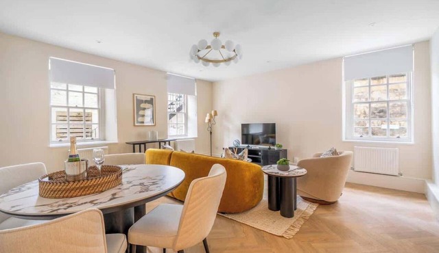 Stylish 3Bedroom Flat in Bath’s Center - VAT Q