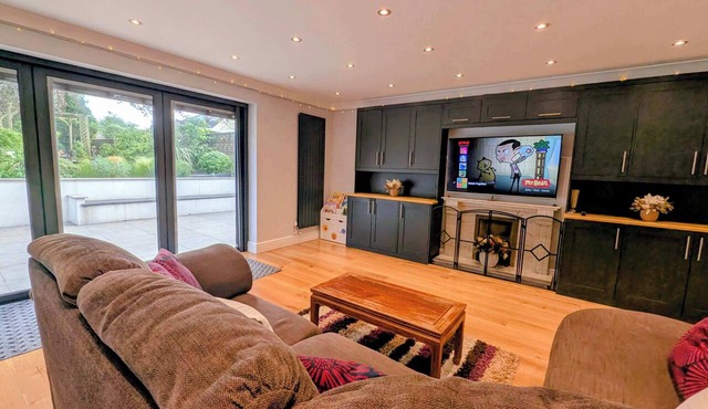 Stylish 5BDR Retreat with Parking and Fast WiFi