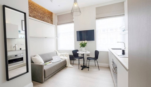 Stylish and bright studio in Kensington
