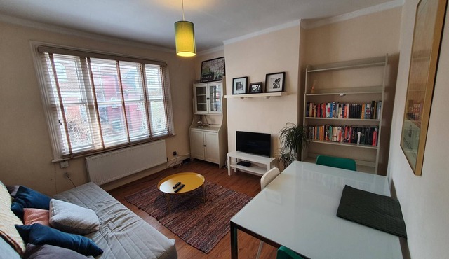 Stylish and contemporary with apartment fast access to Central London