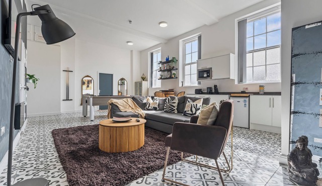 Stylish Aparthotel with Parking, Office&Pool Table