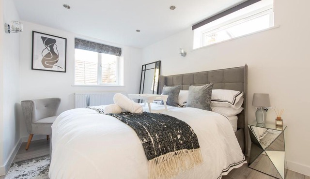 Stylish Luxe Apartment in Crayford