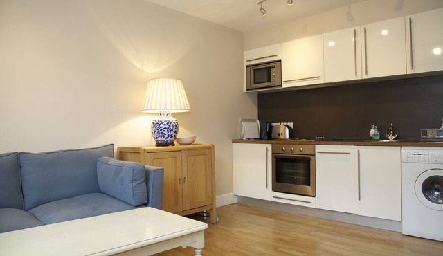 Superior studio apartment in art deco development