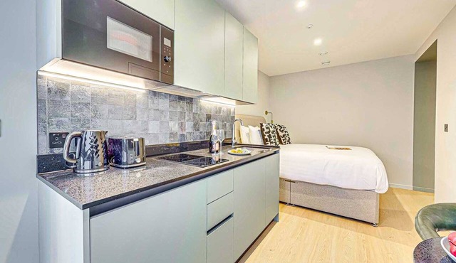 Superior studios at Farringdon by Dmontrio