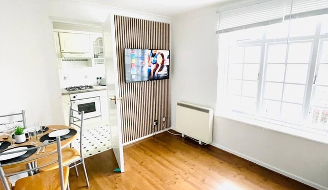 Surrey cosy winter retreat with direct travel 30 mins to Zone 1 London