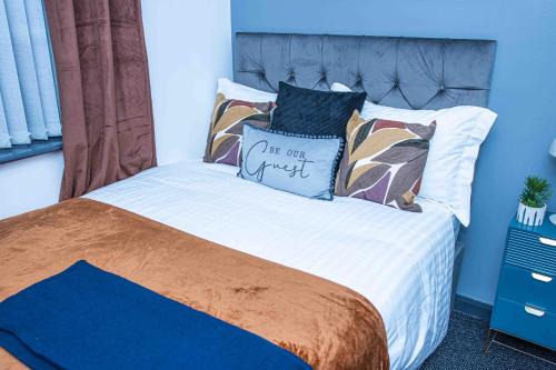 TD M-Gold Dudley Luxurious 3 Bedrooms House-PARKING-PERFECT FOR CONTRACTORS-FAMILIES-LONG & SHORT STAY