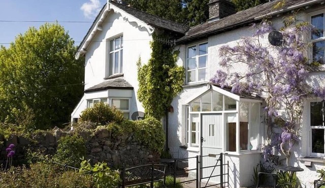 THE BLITHE HARE, pet friendly, with open fire in Troutbeck Bridge