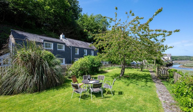 The Boathouse - Four Bedroom House, Sleeps 8
