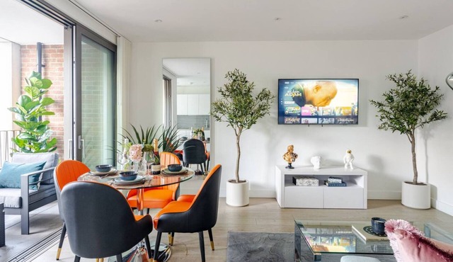 The Gatsby Residence — Stylish 2‑Bed Enclave w/AC