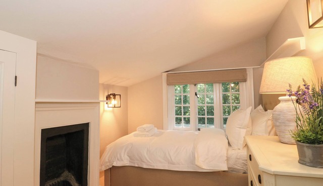 THE OLD COTTAGE, pet friendly, with a garden in Barton On Sea