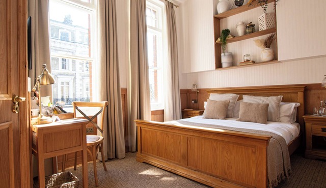 The Old Farmhouse Pub & Rooms