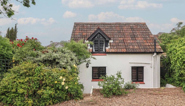 THE OLDE FORGE, pet friendly, character holiday cottage in Minehead