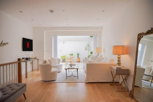 The Prestigious Residence with Modern Elegance