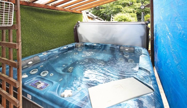 The reunion Pad with a Hot Tub Bar EV Charger & Karaoke Machine in Birmingham