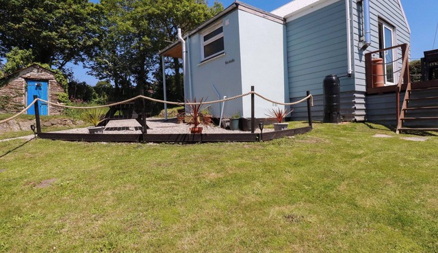 THE STUDIO, pet friendly, country holiday cottage in Truro