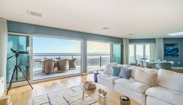 The Waterfront: Luxury Bracklesham Bay Beachfront Home – Sleeps 8