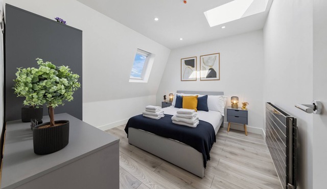 The Wimbledon Edit : Cosy One Bed Suite Share Save