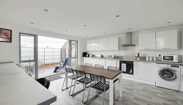 Top-floor spacious 3-bedroom apartment with balcony, ideal for small groups seeking a calm, comfortable stay