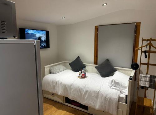 Tranquil Cabin Retreat in Bexleyheath