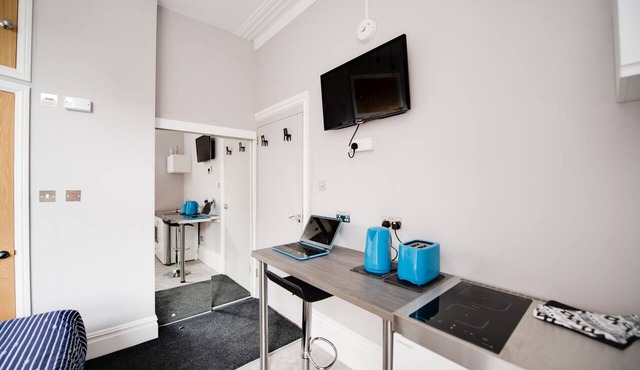 Trendy, central one Bedroom Apartment with TV AND en-suite. 100% 5* Rating