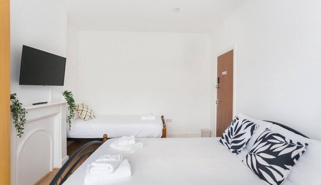 Triple Room Shared Bathroom in City Center - G
