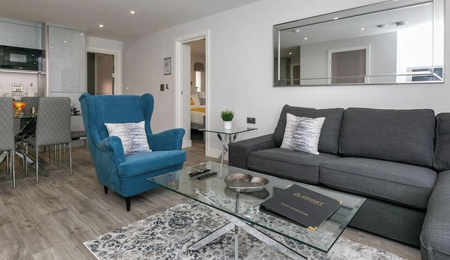 Upper Duplex Apartment w/Garden & Parking