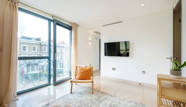 Urban Haven: Central, Modern Gem