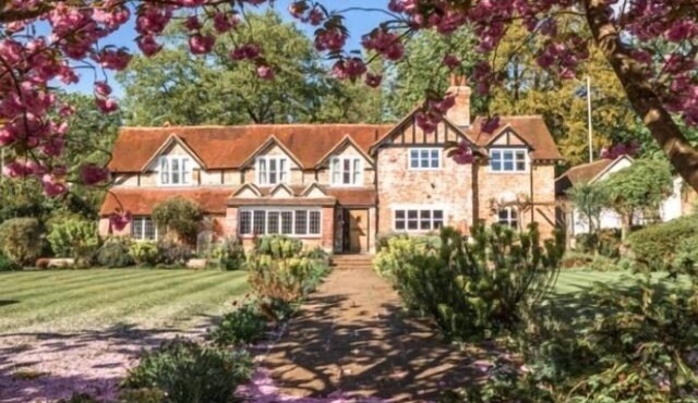Villa Sleeps 17 - Hot Tub, Garden, Free Parking