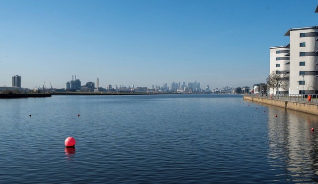 WATERSIDE 2 BDR FLAT 5 minutes to ExCel