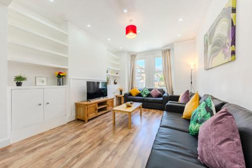 West Ealing House for Large Groups By 3X Stays