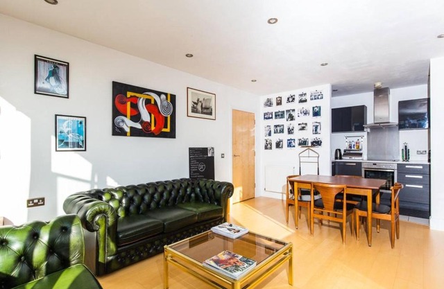 1 Bedroom Top Floor Flat / Shoreditch - Dalston