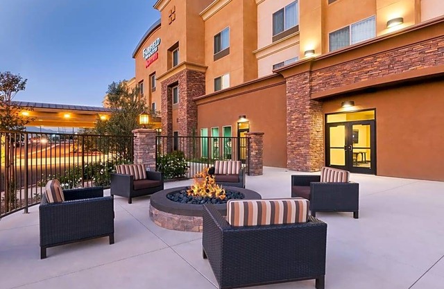 2-Star Hotel ∙ Fairfield Inn & Suites Riverside Corona/Norco