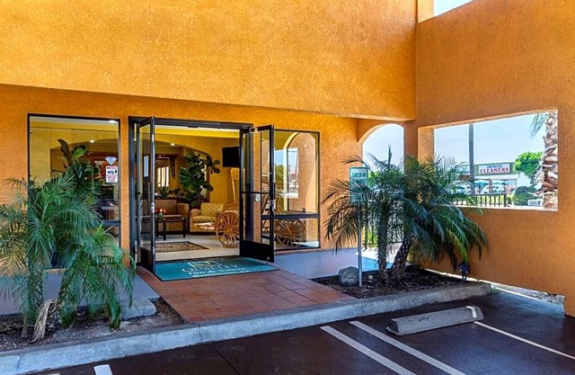 2-Star Hotel ∙ Quality Inn & Suites Westminster - Seal Beach Westminster