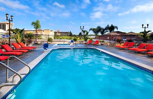 3-Star Hotel ∙ DoubleTree Suites By Hilton Anaheim Resort/Convention Center