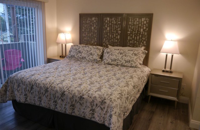 60's Modern, Mountain Views, Pool, Near Studios and All L.A. Attractions!