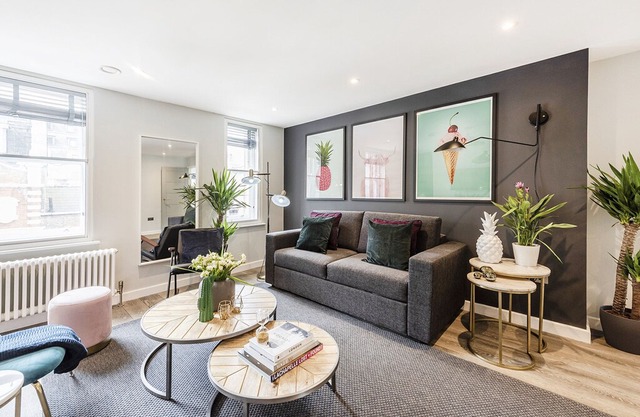 A LUXURY BOUTIQUE 2-BED PENTHOUSE CHINATOWN