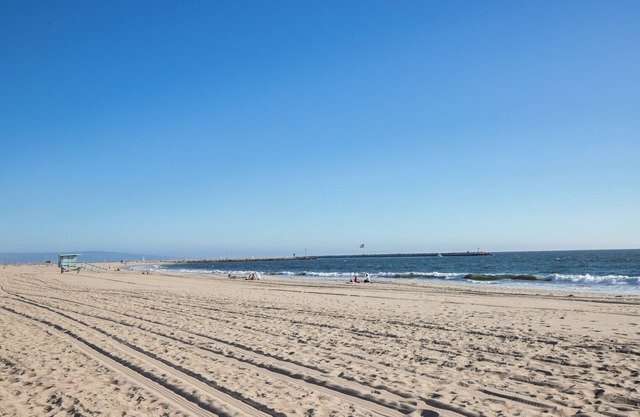Airy Marina del Rey 1BR, by beach, bars & shops, by Blueground