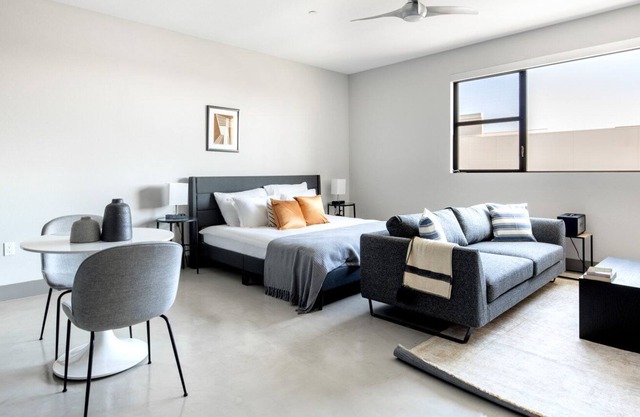 Airy Mid-Wilshire 1BR w/ Pool + Gym + Spa, near to S La Brea, by Blueground
