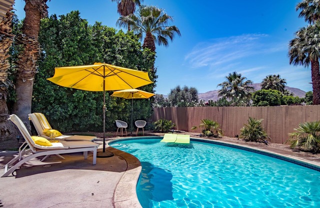 ATOMIC-MOD HOUSE in prime Palm Desert/next to El Paseo!