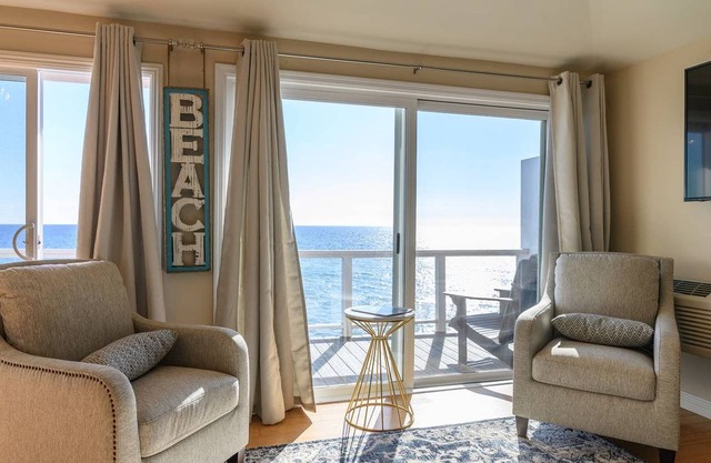 Beachfront Malibu Luxury Condo | 4 ppl