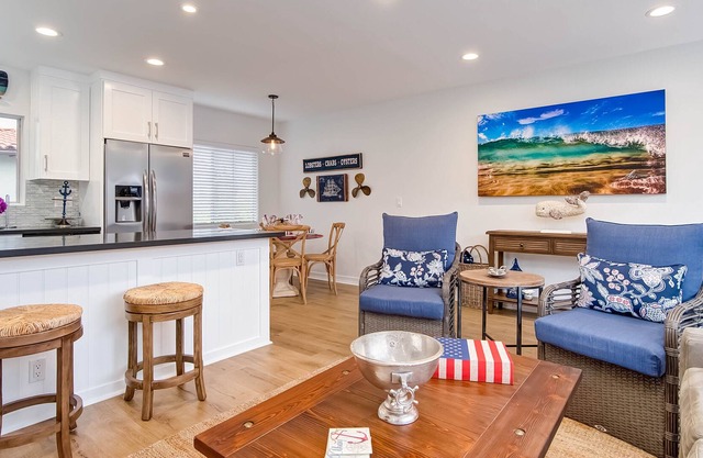 Beachy & bright condo with WiFi, fireplace & patio - easy walk to the beach