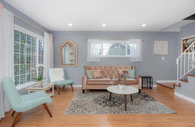 Beautiful 2-story House Near Hollywood!