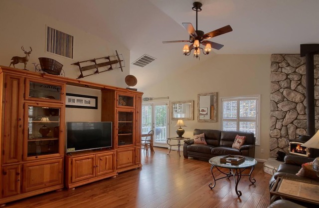Beautiful Family Cabin - Short drive to Bass Lake Beaches - 2100 sq ft