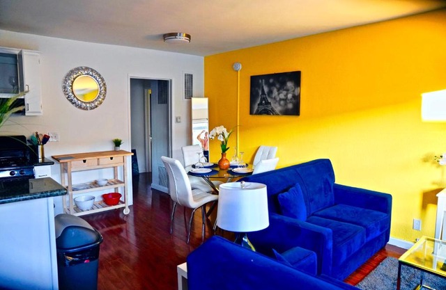 Beautiful Hollywood 2 Bedroom2Bath; 5 beds! Gated Parking!